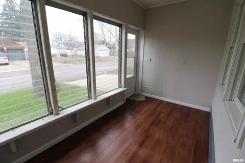 Exterior - 301 E Melbourne Ave, Peoria, IL 61603 photo 2 of 4
