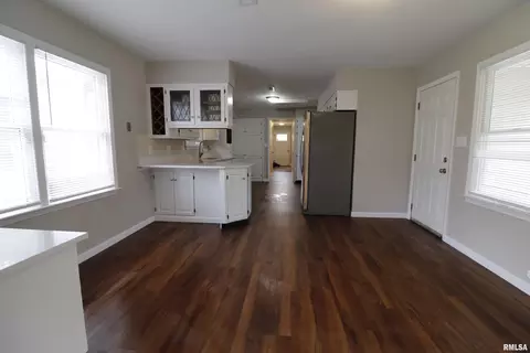 Entry Way - 301 E Melbourne Ave, Peoria, IL 61603 photo 3 of 3