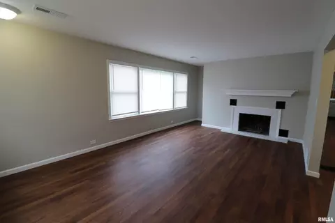 Living - 301 E Melbourne Ave, Peoria, IL 61603 photo 1 of 5
