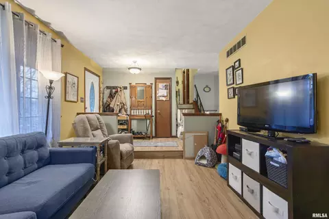 Living - 834 E Fairview St, Peoria, IL 61615 photo 1 of 2