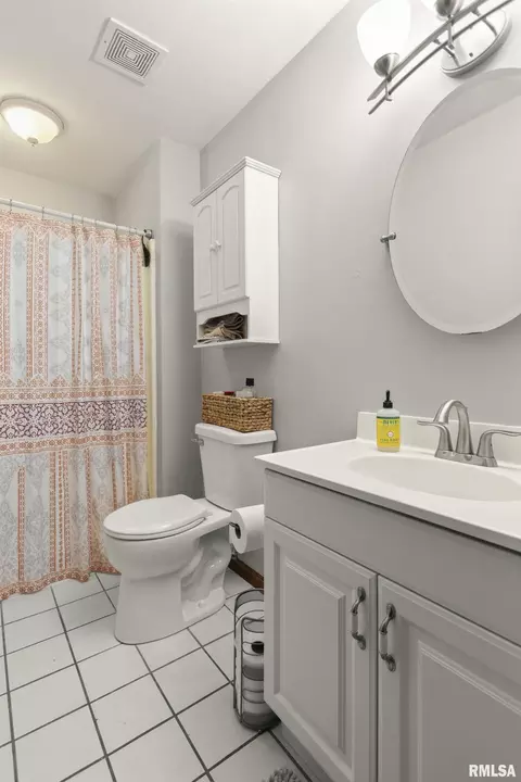 Bath - 834 E Fairview St, Peoria, IL 61615 photo 3 of 3