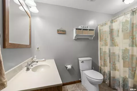 Bath - 834 E Fairview St, Peoria, IL 61615 photo 2 of 3