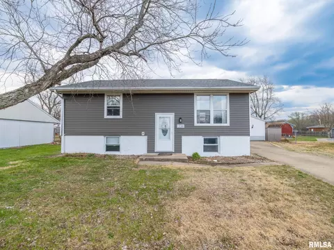 1338 Georgeanne Dr, Pekin, IL 61554