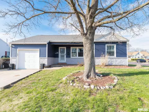 1 Richardson Ct, Pekin, IL 61554