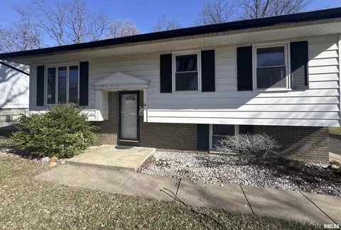 3713 W Pagewood Dr, Peoria, IL 61615