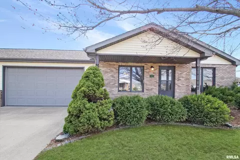 2 Royal Ct, Washington, IL 61571