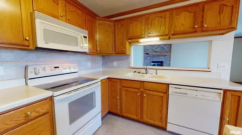 Kitchen - 2 Royal Ct, Washington, IL 61571 photo 2 of 3