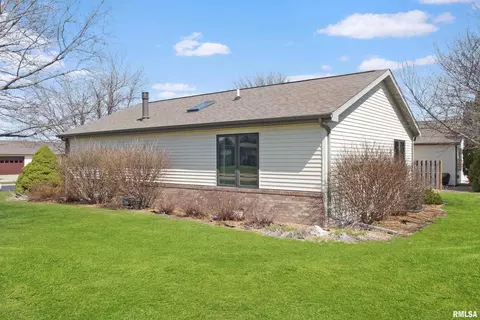 Exterior - 2 Royal Ct, Washington, IL 61571 photo 3 of 4