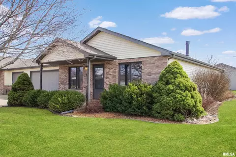 Exterior - 2 Royal Ct, Washington, IL 61571 photo 2 of 4
