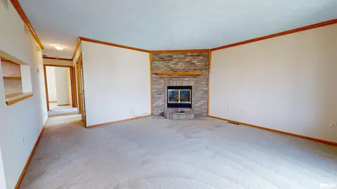 Living - 2 Royal Ct, Washington, IL 61571 photo 3 of 3