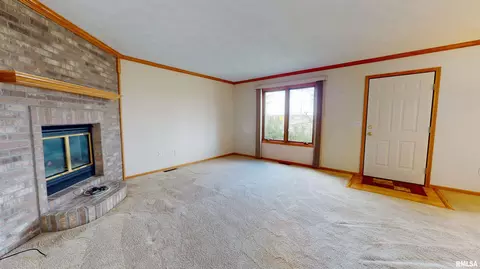 Living - 2 Royal Ct, Washington, IL 61571 photo 2 of 3