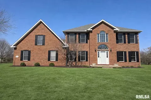 1100 Hillcrest Dr, Washington, IL 61571