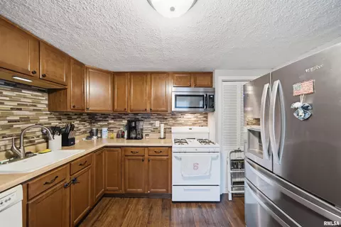 Kitchen - 121 Bess St, Washington, IL 61571 photo 1 of 3