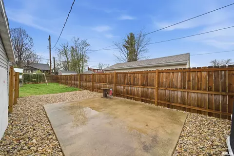 Exterior - 121 Bess St, Washington, IL 61571 photo 7 of 10