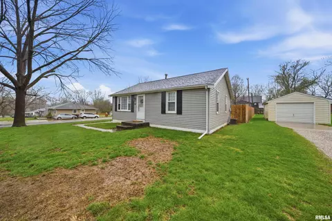 Exterior - 121 Bess St, Washington, IL 61571 photo 2 of 10