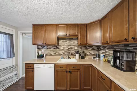 Kitchen - 121 Bess St, Washington, IL 61571 photo 2 of 3