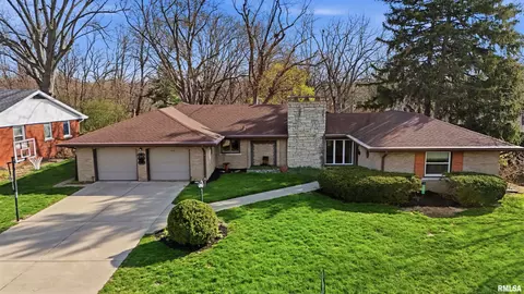 4042 N Brookmont Rd, Peoria, IL 61614