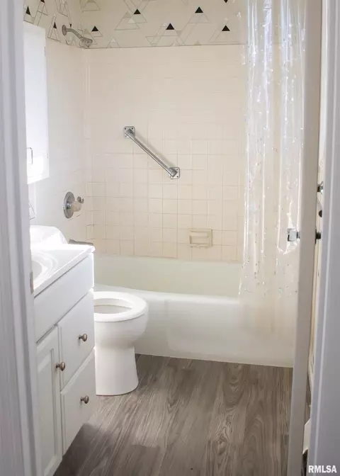 Bath - 190 Arlington Dr, Macomb, IL 61455 photo 2 of 2
