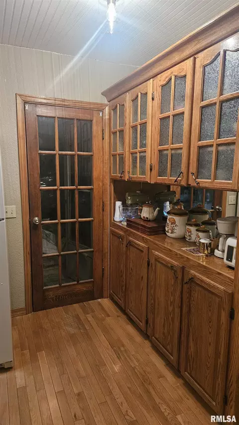 Kitchen - 658 Keeling Ct, Canton, IL 61520 photo 2 of 2