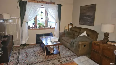 Living - 658 Keeling Ct, Canton, IL 61520 photo 1 of 2