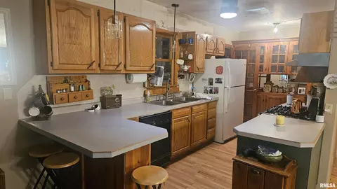 Kitchen - 658 Keeling Ct, Canton, IL 61520 photo 1 of 2