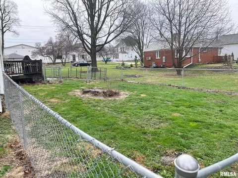 Exterior - 208 N Myers St, Eureka, IL 61530 photo 5 of 7