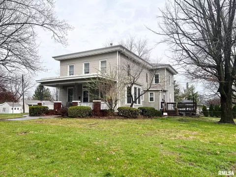 107 W Hill St, Eureka, IL 61530