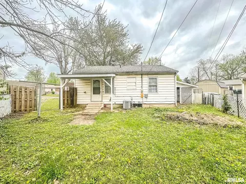 Exterior - 10 Grove Pl, Herrin, IL 62948 photo 2 of 2