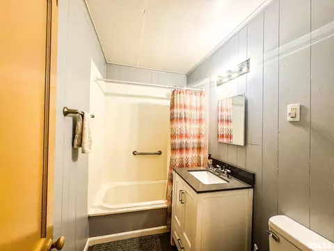 Bath - 10 Grove Pl, Herrin, IL 62948 photo 1 of 1