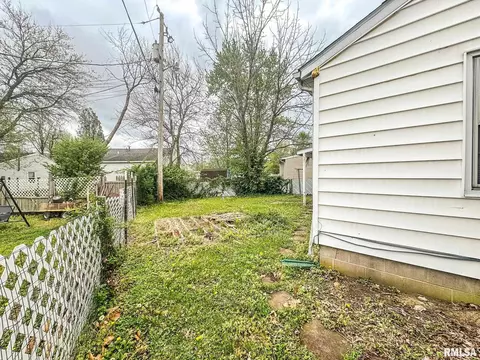 Exterior - 10 Grove Pl, Herrin, IL 62948 photo 1 of 2