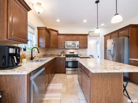 Kitchen - 1716 Rustic Oak Dr, Washington, IL 61571 photo 8 of 9