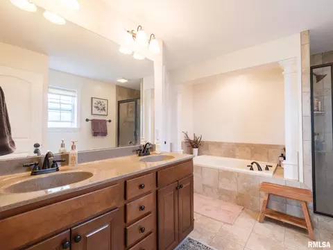 Bath - 1716 Rustic Oak Dr, Washington, IL 61571 photo 3 of 7