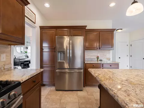 Kitchen - 1716 Rustic Oak Dr, Washington, IL 61571 photo 4 of 9