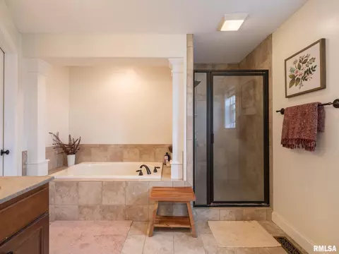 Bath - 1716 Rustic Oak Dr, Washington, IL 61571 photo 4 of 7