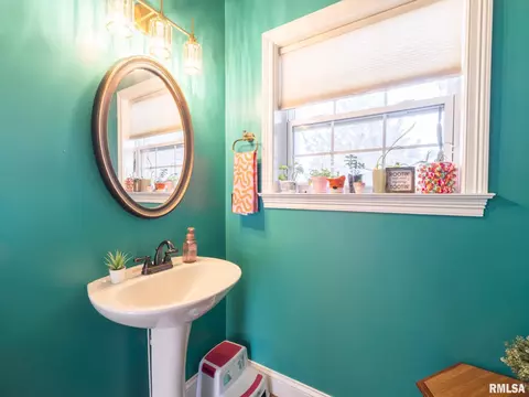 Bath - 1716 Rustic Oak Dr, Washington, IL 61571 photo 2 of 7