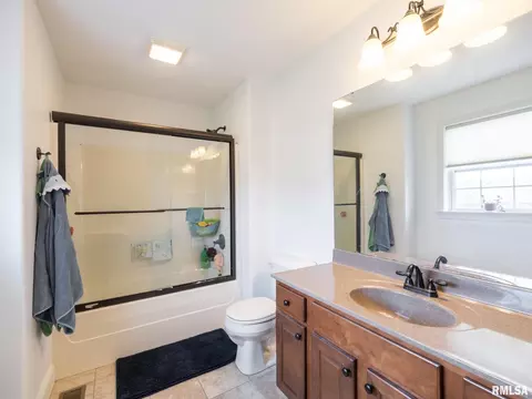 Bath - 1716 Rustic Oak Dr, Washington, IL 61571 photo 6 of 7