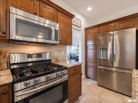 Kitchen - 1716 Rustic Oak Dr, Washington, IL 61571 photo 5 of 9