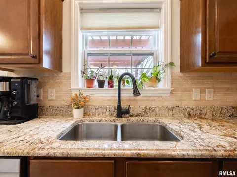 Kitchen - 1716 Rustic Oak Dr, Washington, IL 61571 photo 6 of 9