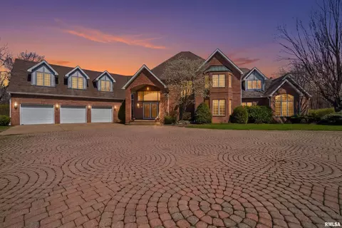 320 Eastfield Dr, East Peoria, IL 61611