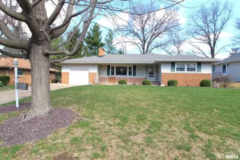 2923 W Greenbrier Ln, Peoria, IL 61614