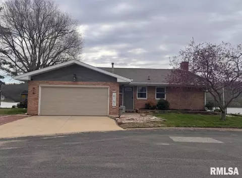1528 W Shore Dr, Pekin, IL 61554