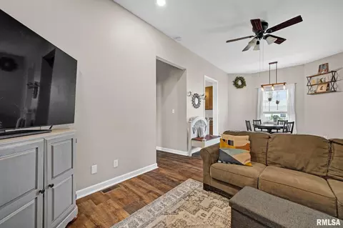 Entry Way - 504 E Adams St, Morton, IL 61550 photo 2 of 4
