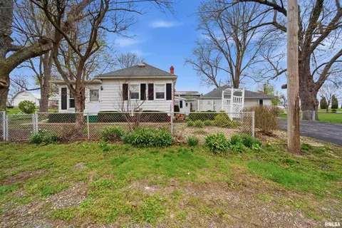 105 W C St, Delavan, IL 61734