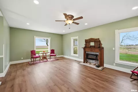 Living - 22014 N Route 40, Edelstein, IL 61526 photo 2 of 7