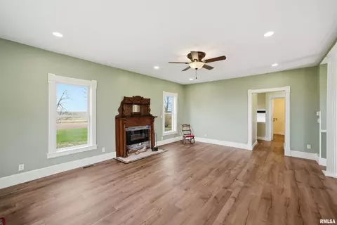 Living - 22014 N Route 40, Edelstein, IL 61526 photo 3 of 7