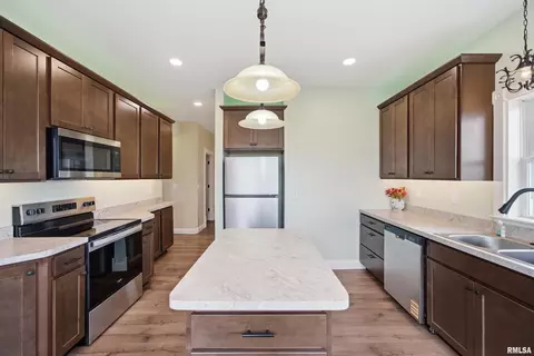 Kitchen - 22014 N Route 40, Edelstein, IL 61526 photo 2 of 4