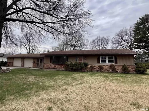 708 Jamie Ln, Macomb, IL 61455