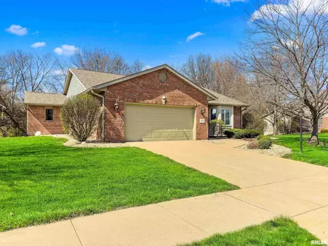 10415 N Pheasant Ln, Peoria, IL 61615