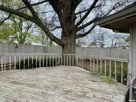 Exterior - 833 Madelyn Ave, Macomb, IL 61455 photo 8 of 10