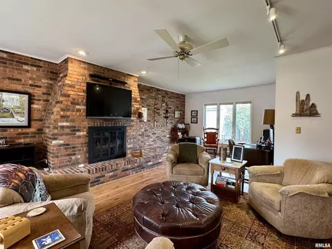 Living - 833 Madelyn Ave, Macomb, IL 61455 photo 9 of 10